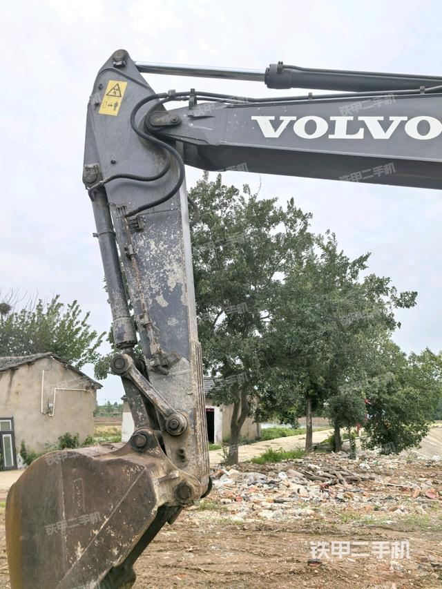 大臂油缸整体 竖拍（工作和回转装置）