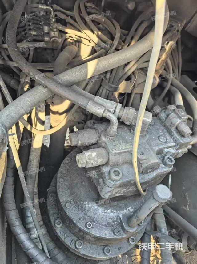 回转马达和主控阀（整机外观）