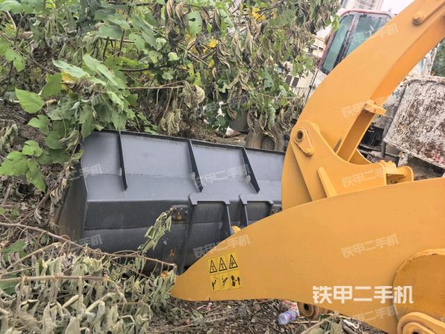 鏟斗油缸側(cè)面（工作裝置）