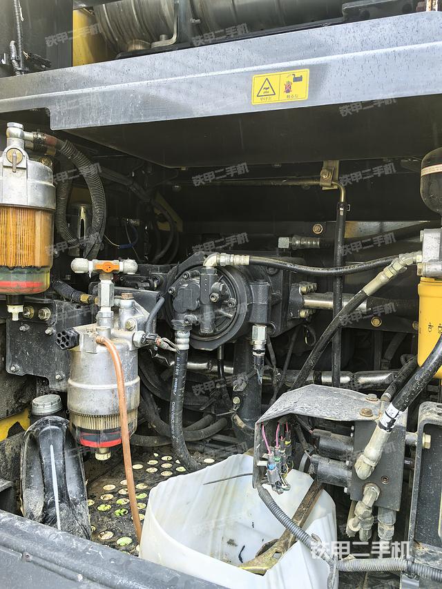 液压泵舱室正面整体（整机外观）