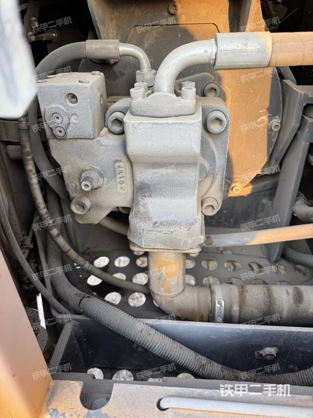 液压泵舱室正面整体（整机外观）