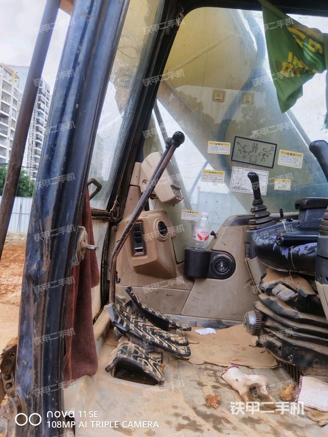 行走控制手柄和踏板 俯拍（驾驶室部分）