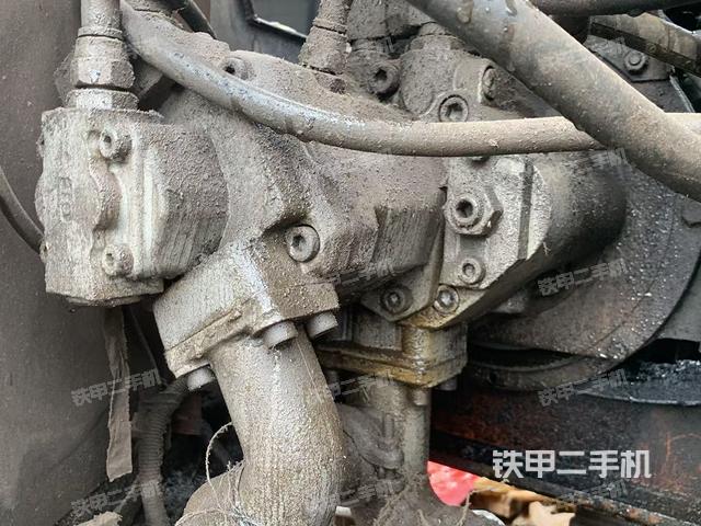 液压泵舱室正面整体（整机外观）