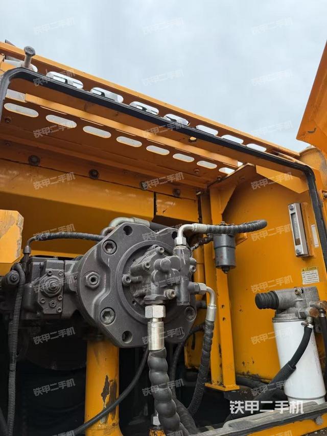 液压泵舱室正面整体（整机外观）