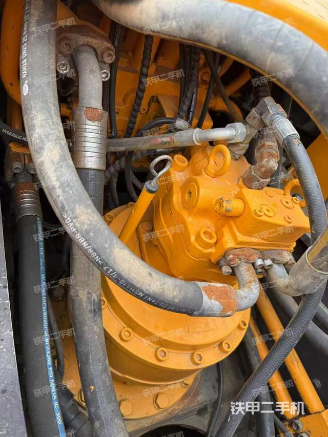 回转马达和主控阀（整机外观）