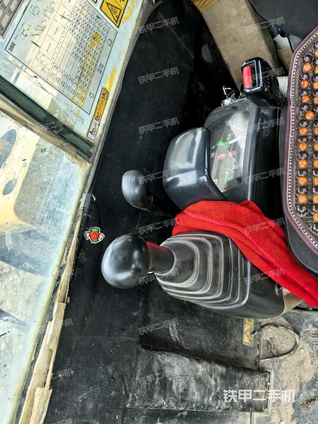 座椅右侧控制台/钥匙门/油门/含右手柄（驾驶室部分）