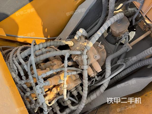 回转马达和主控阀（整机外观）