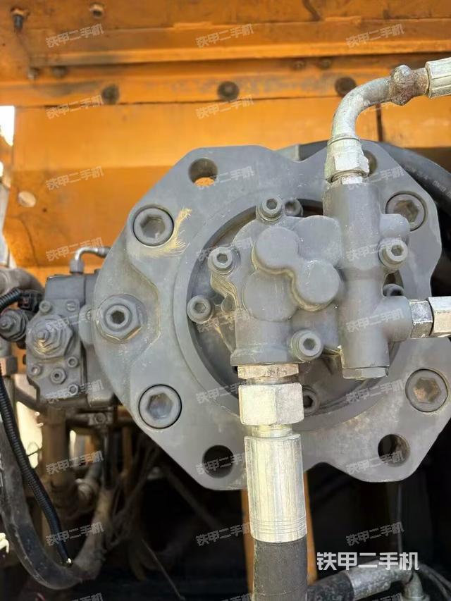 液压泵舱室正面整体（整机外观）