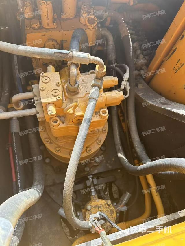 回转马达和主控阀（整机外观）