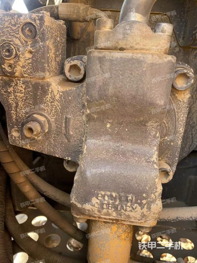 液压泵舱室正面整体（整机外观）