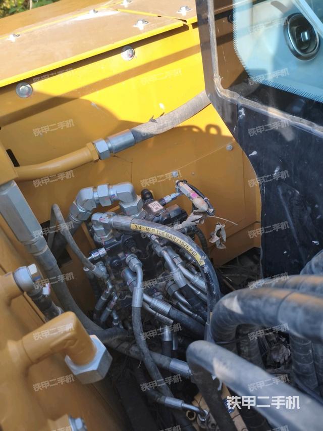 回轉(zhuǎn)馬達(dá)和主控閥（整機(jī)外觀）