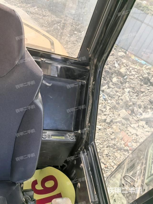 行走控制手柄和踏板?俯拍（駕駛室部分）