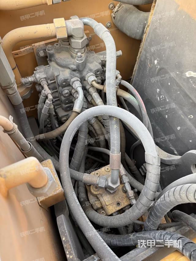 回转马达和主控阀（整机外观）