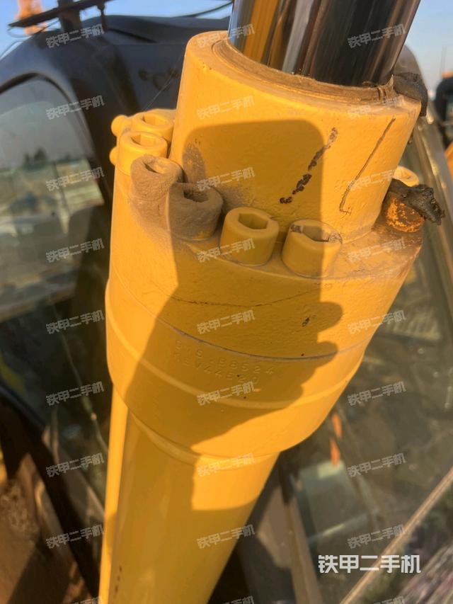 大臂油缸整体 竖拍（工作和回转装置）