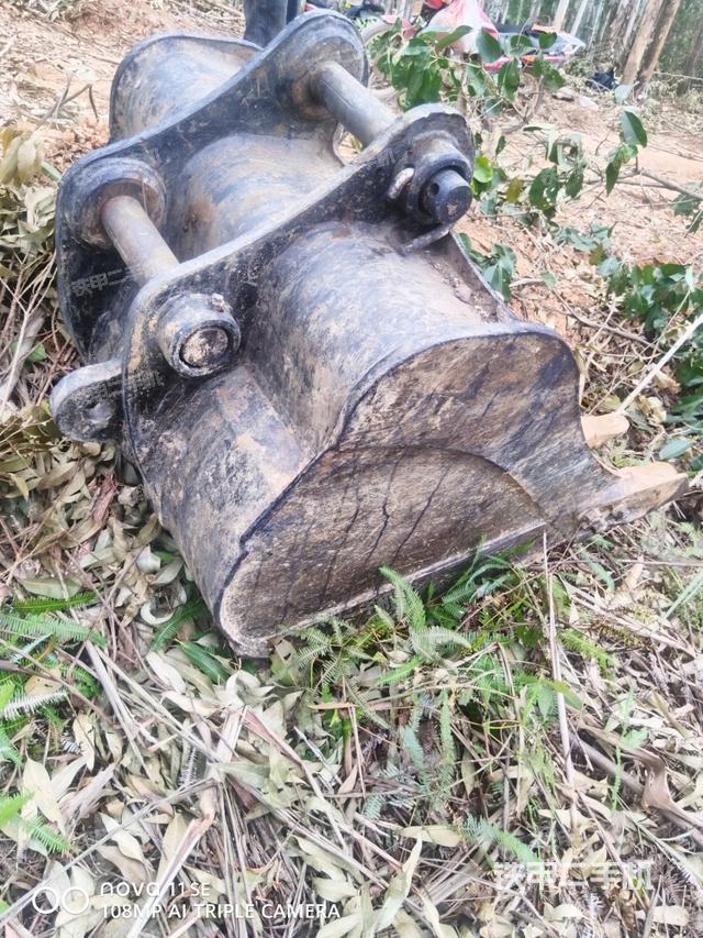 大臂油缸整体 竖拍（工作和回转装置）