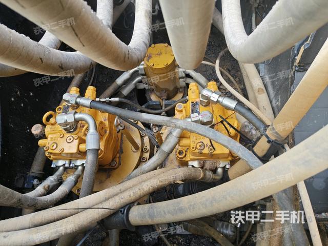 回转马达和主控阀（整机外观）