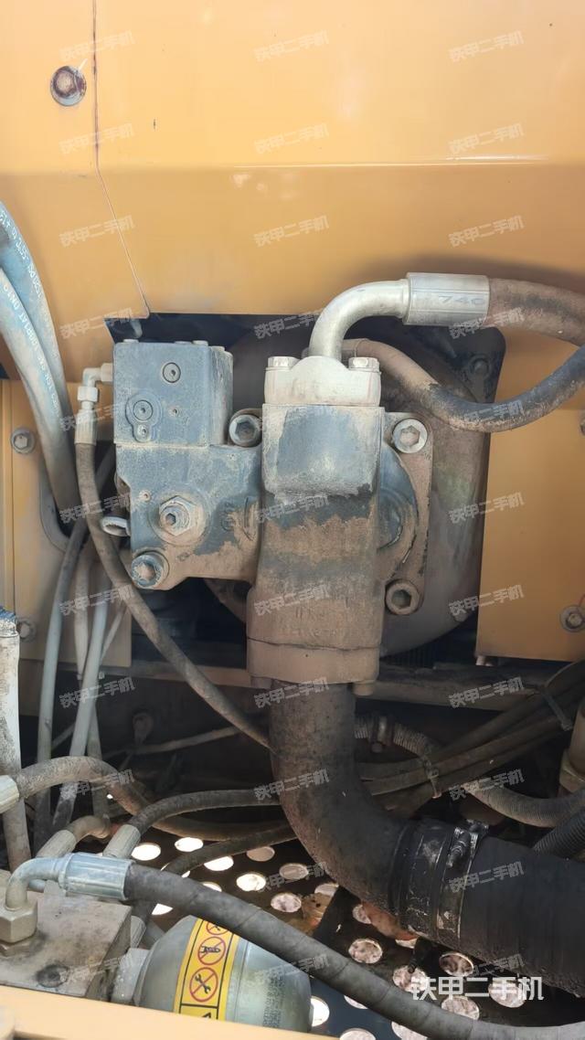 液压泵舱室正面整体（整机外观）