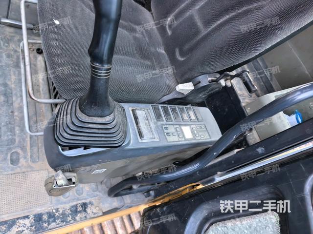 行走控制手柄和踏板 俯拍（驾驶室部分）