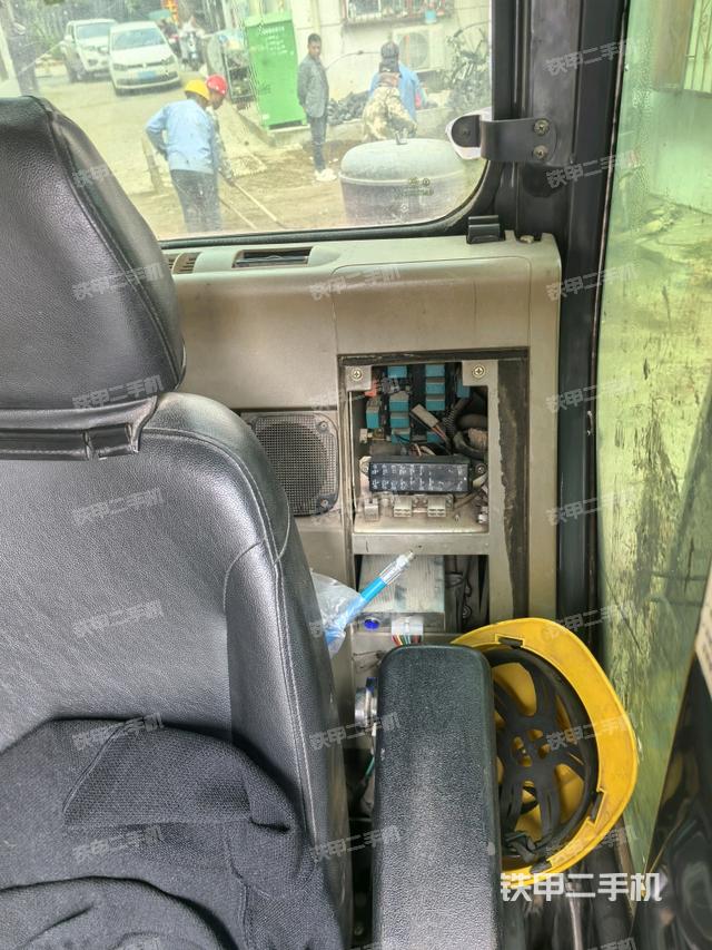 座椅右側(cè)控制臺(tái)/鑰匙門/油門/含右手柄（駕駛室部分）