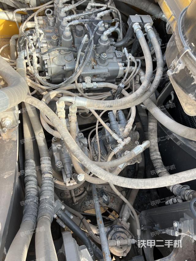 回转马达和主控阀（整机外观）