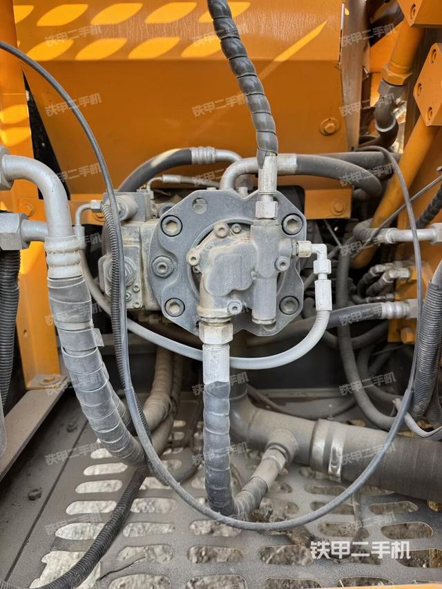 液压泵舱室正面整体（整机外观）