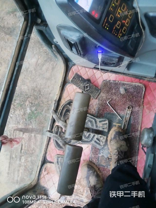 行走控制手柄和踏板 俯拍（驾驶室部分）