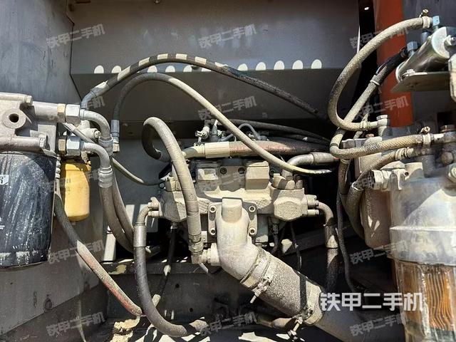 液压泵舱室正面整体（整机外观）