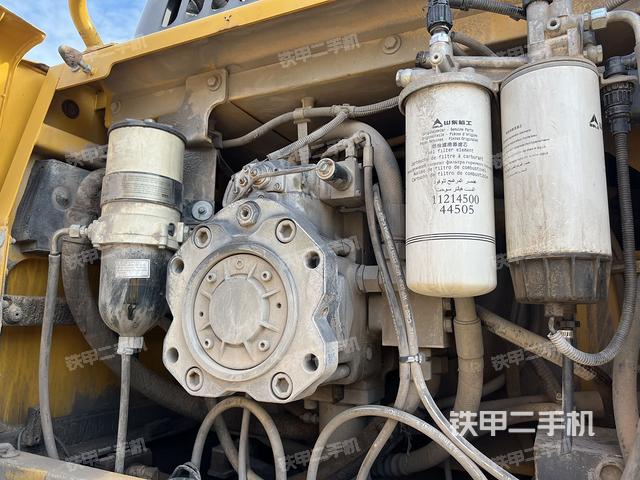 液压泵舱室正面整体（整机外观）