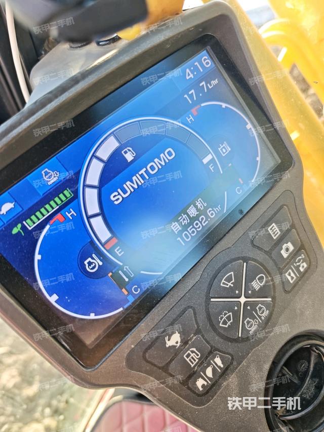 行走控制手柄和踏板 俯拍（驾驶室部分）