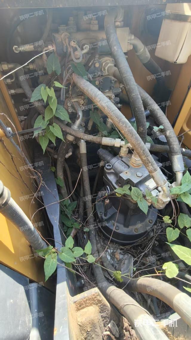 回转马达和主控阀（整机外观）