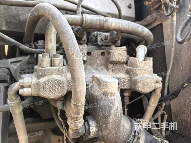 液压泵舱室正面整体（整机外观）