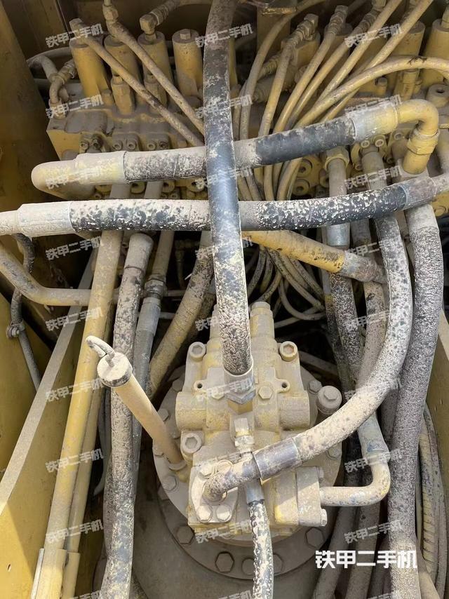 回转马达和主控阀（整机外观）