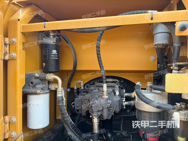 液压泵舱室正面整体（整机外观）