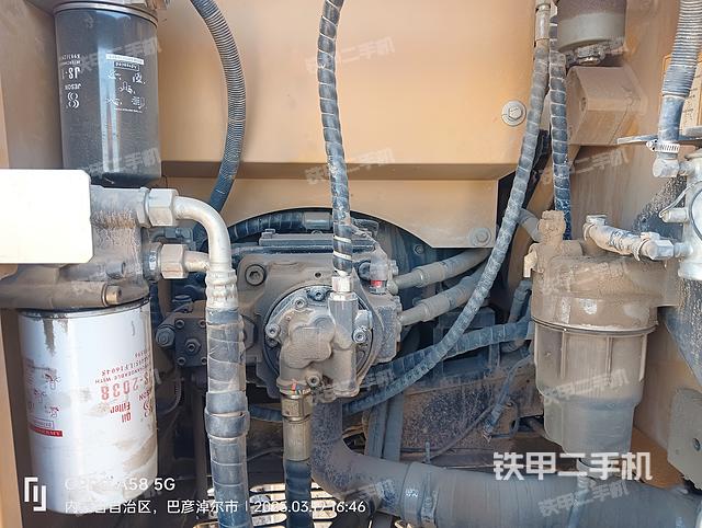 液压泵舱室正面整体（整机外观）