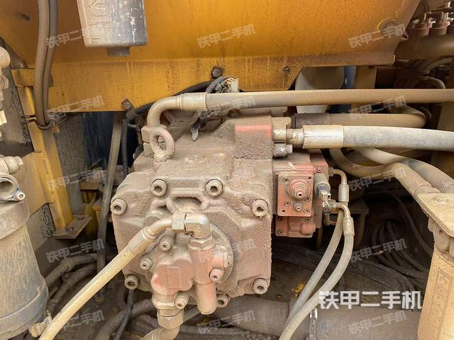 液压泵舱室正面整体（整机外观）