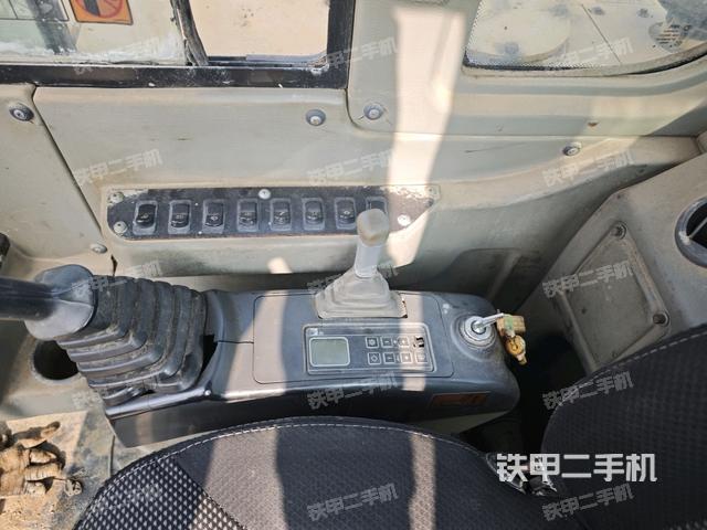 座椅右侧控制台/钥匙门/油门/含右手柄（驾驶室部分）