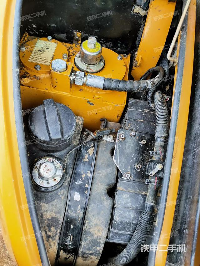 回转马达和主控阀（整机外观）