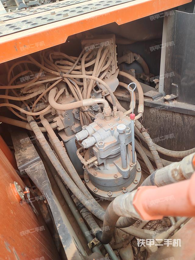 回转马达和主控阀（整机外观）