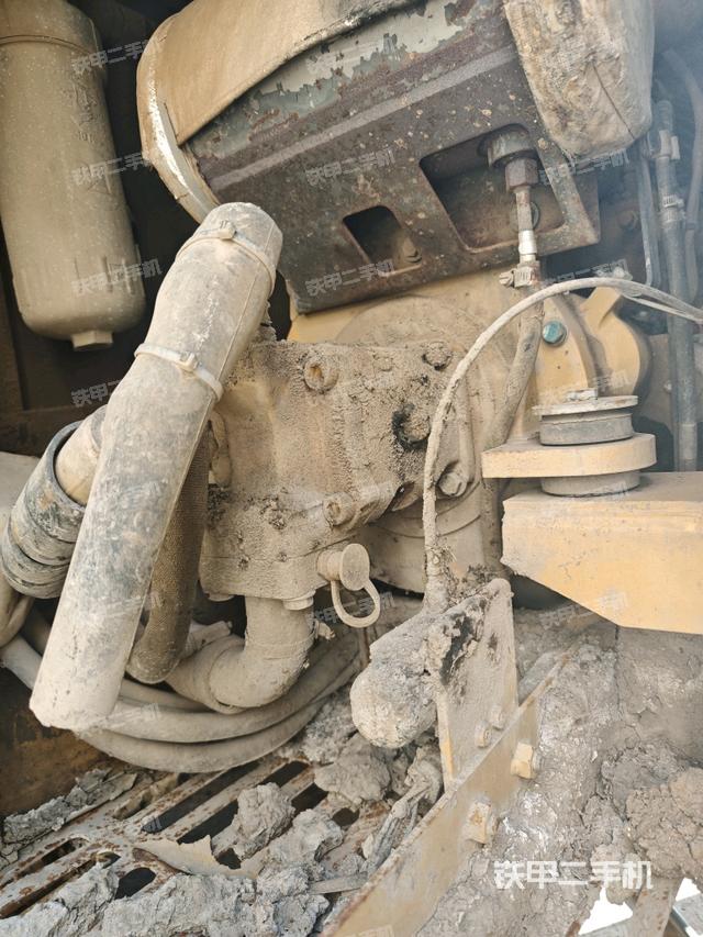 液压泵舱室正面整体（整机外观）