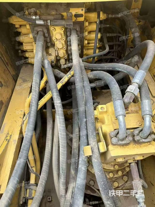 回转马达和主控阀（整机外观）