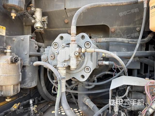 液压泵舱室正面整体（整机外观）