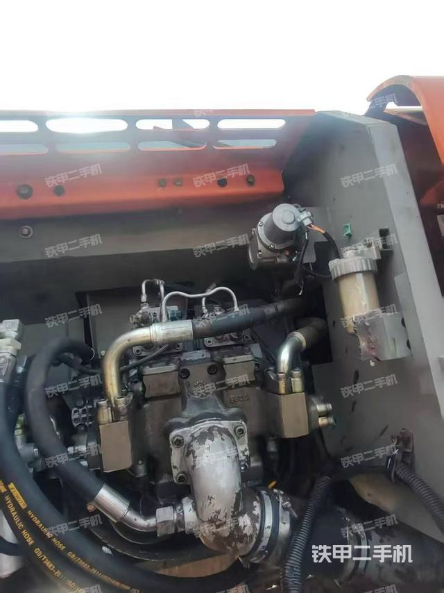 液压泵舱室正面整体（整机外观）