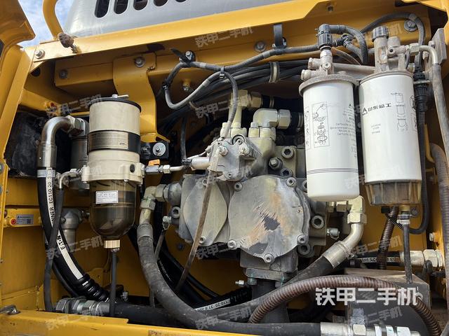 液压泵舱室正面整体（整机外观）