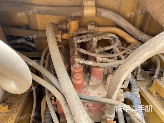 回转马达和主控阀（整机外观）