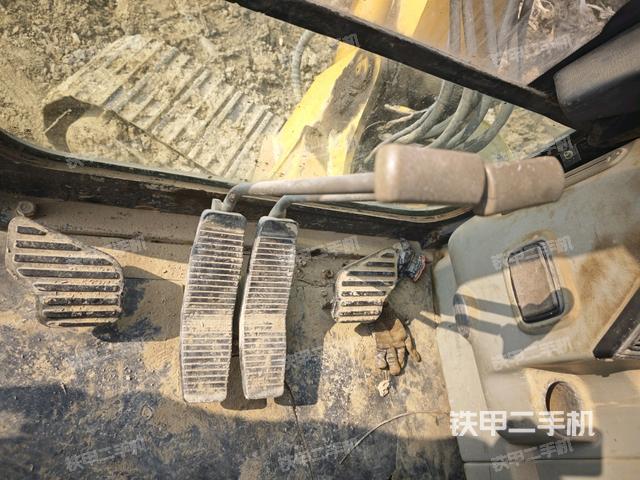 行走控制手柄和踏板 俯拍（驾驶室部分）