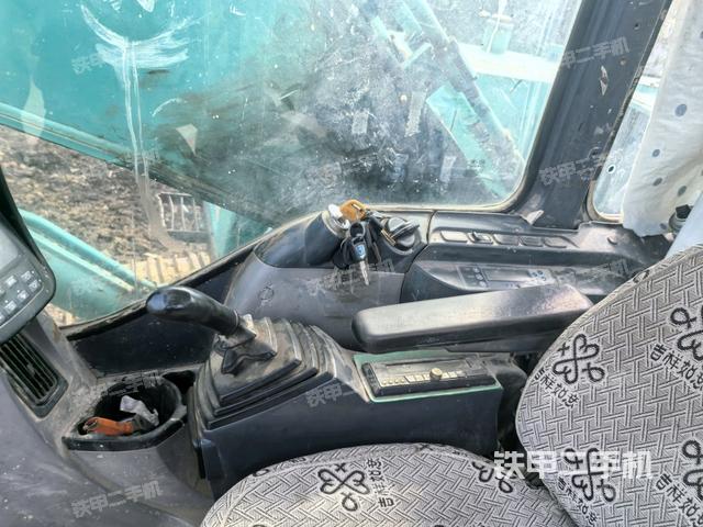 座椅右側(cè)控制臺(tái)/鑰匙門(mén)/油門(mén)/含右手柄（駕駛室部分）