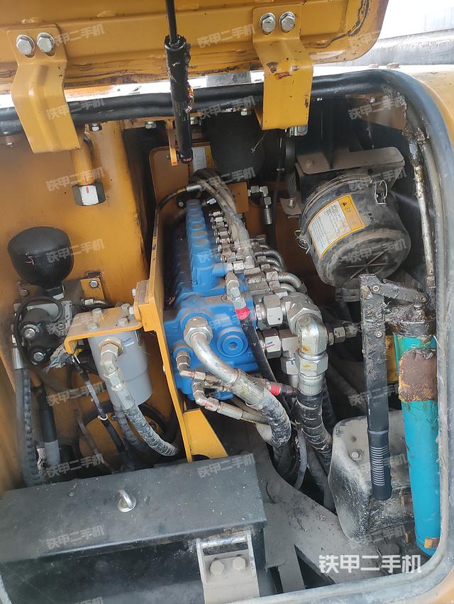 液压泵舱室正面整体（整机外观）