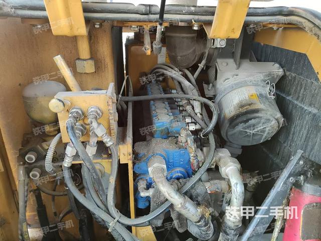 回转马达和主控阀（整机外观）