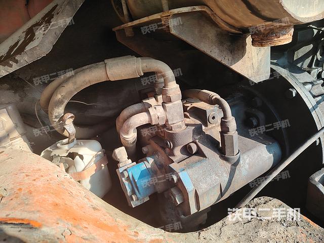 液压泵舱室正面整体（整机外观）