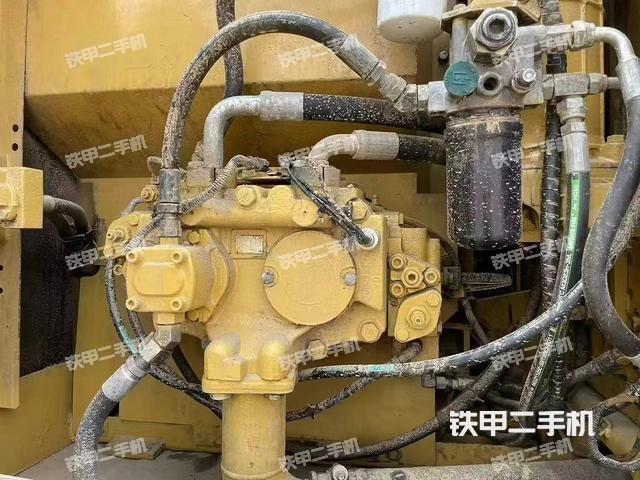 液压泵舱室正面整体（整机外观）